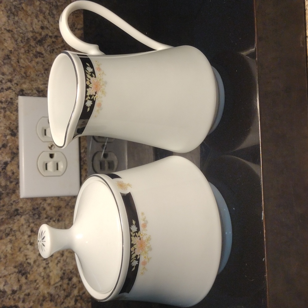 Crown Ming Jian Shiang  Sugar and Creamer
